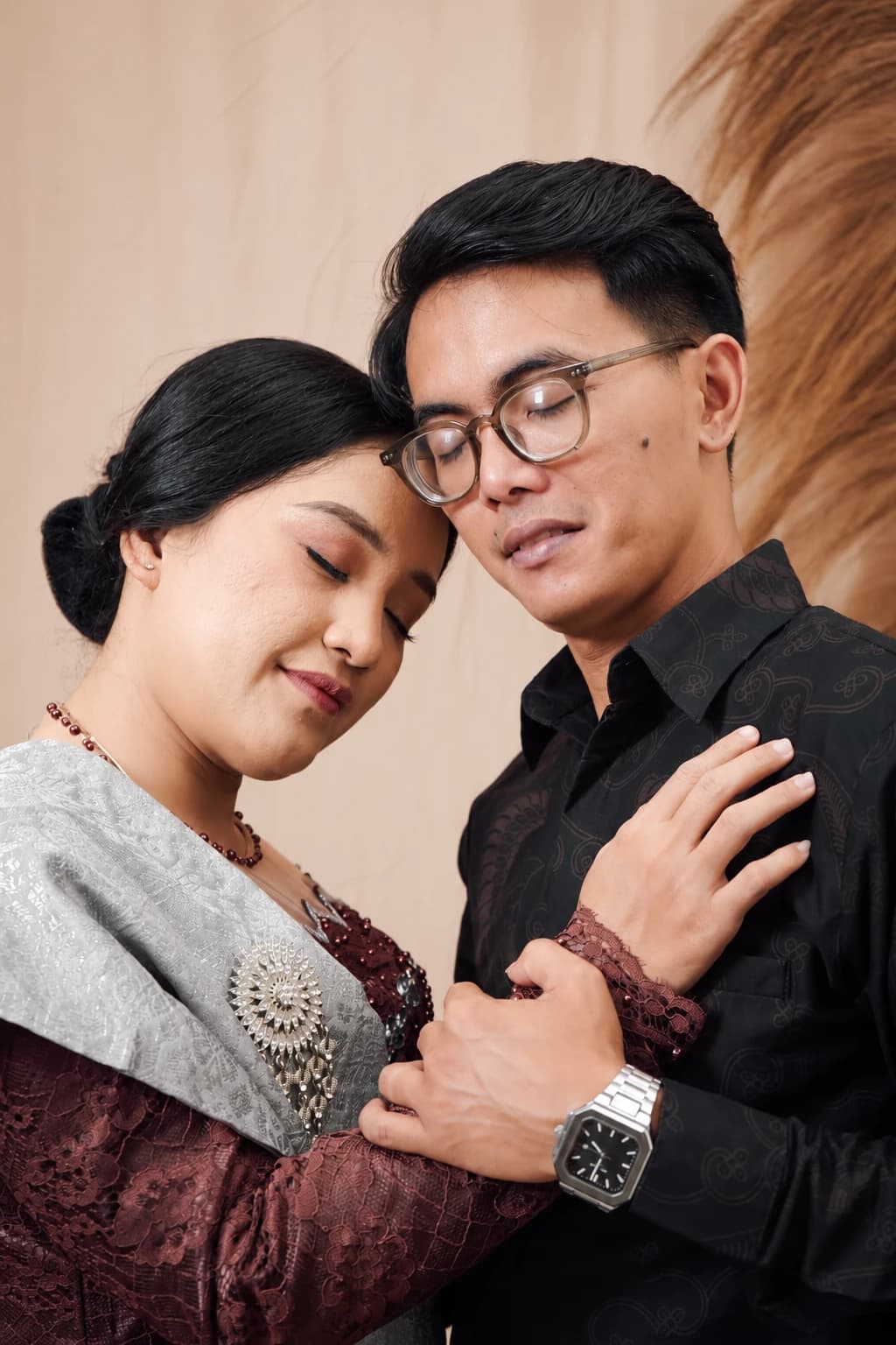 Potret dekat Santi bersandar pada Ryan dengan mata terpejam